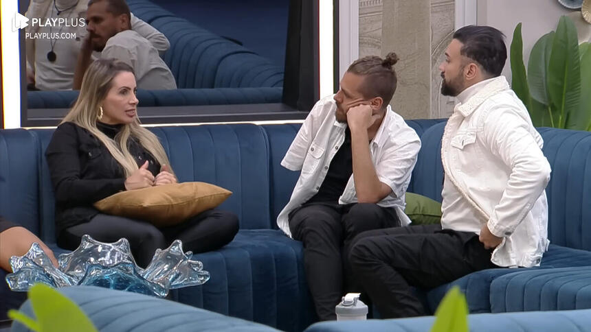 Faby Monarca, Bruno Tálamo e Daniel Toko em conversa no sofá do A Grande Conquista