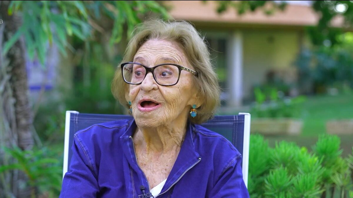Laura Cardoso em sua casa sendo entrevista no programa É de Casa