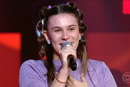 Tay agradece a escolha de Mumuzinho no palco do The Voice Kids 8, no último dia das batalhas