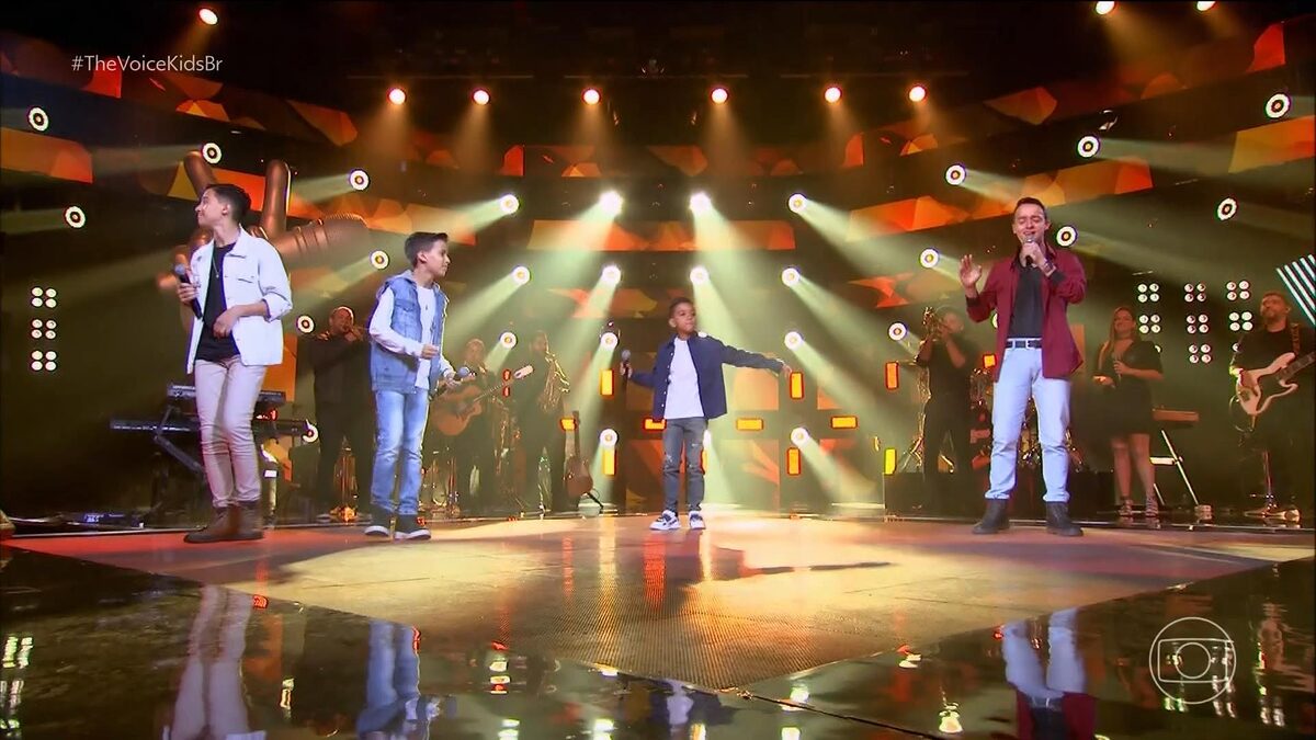 Eros e Lorenzo, Marlysson Reis e Wellinton Pedro no palco da fase final das batalhas do Teh Voice Kids 8