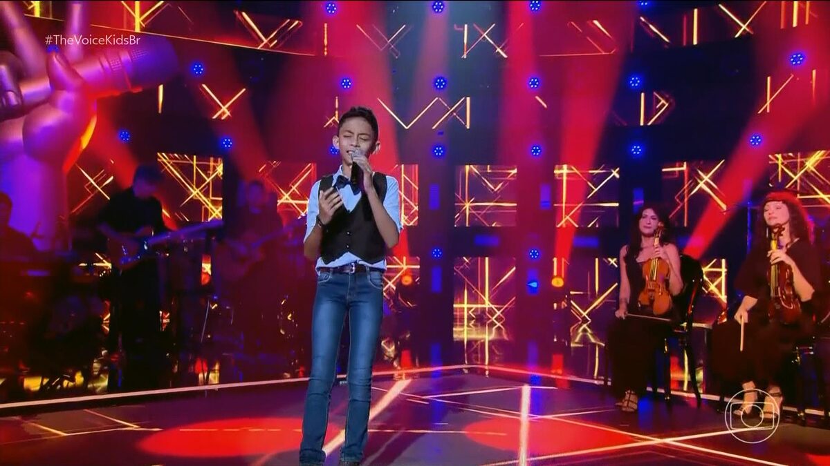 Aleandro canta na fase dos shows do The Voice Kids 8