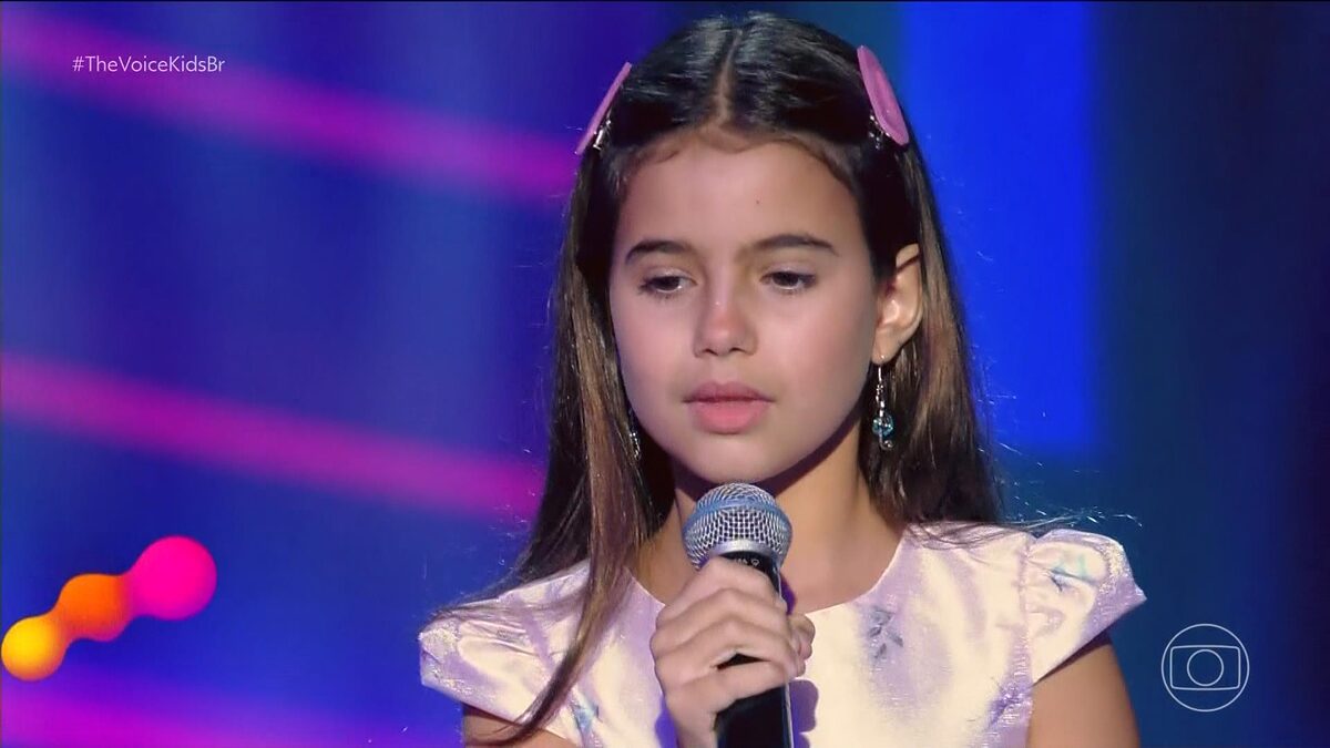 Cecília Nascimento no palco do The Voice Kids 8