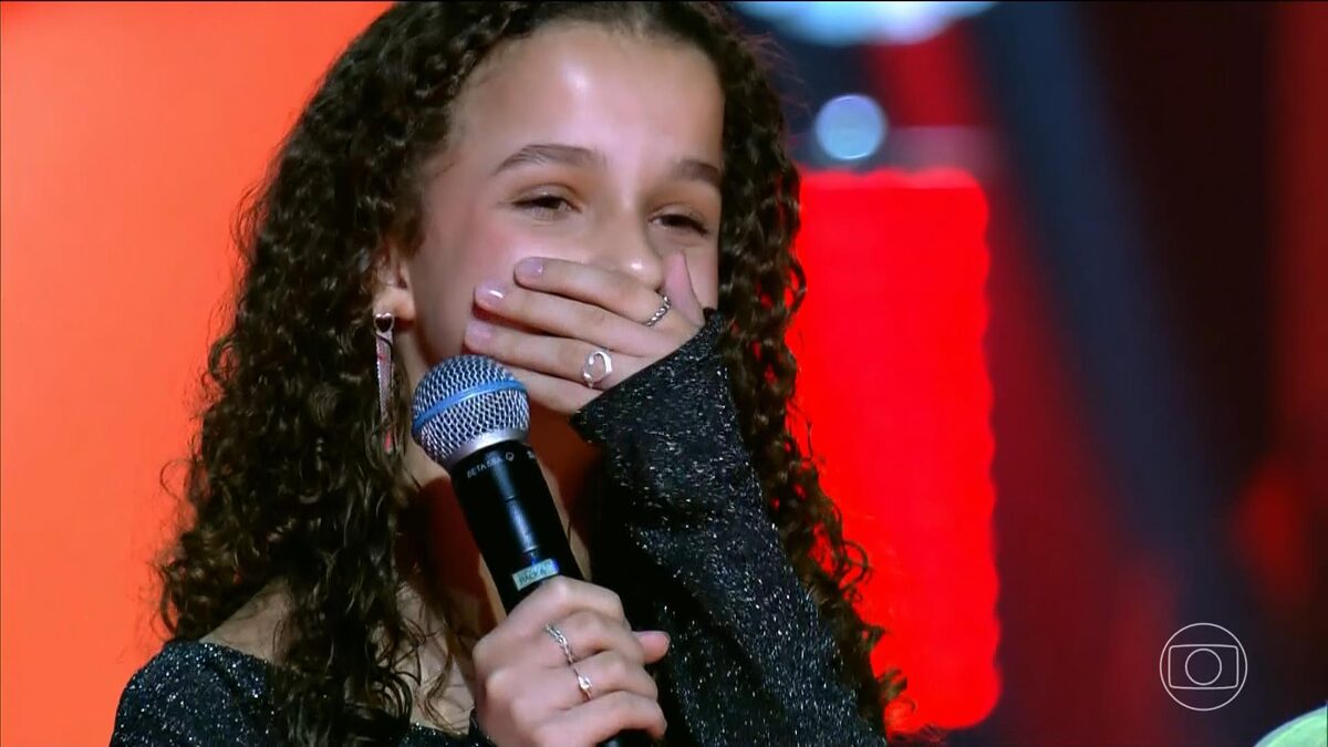 Duda Mazolini com a mão na boca no The Voice Kids 8