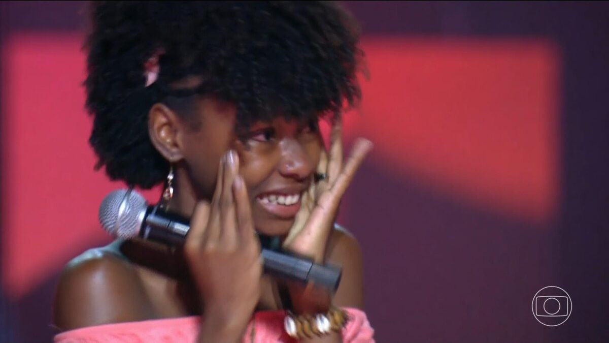 Alicia fica em choque ao ser escolhida por Mumuzinho no The Voice Kids 8