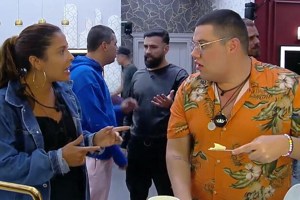 Gyselle Soares e Erick Ricarte conversando na cozinha do A Grande Conquista