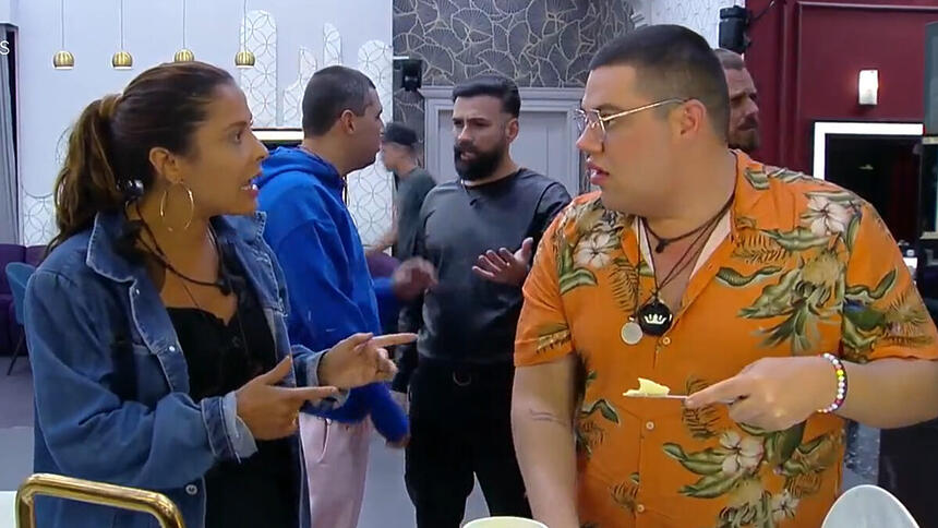 Gyselle Soares e Erick Ricarte conversando na cozinha do A Grande Conquista