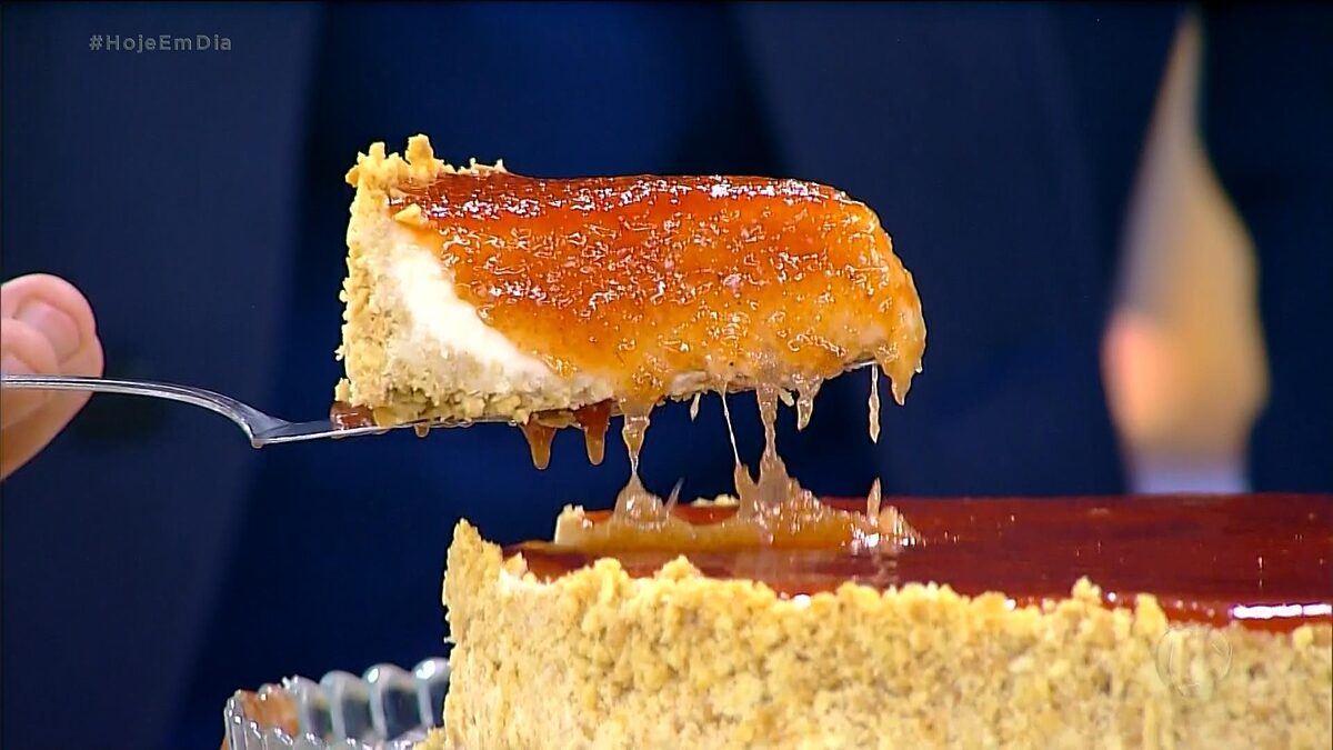 Chef Guga Rocha tira um pedaço do Cheesecake Romeu e Julieta no Hoje em Dia
