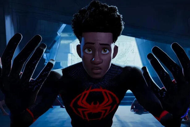 Trecho do filme de animação Homem-Aranha: Através do Aranhaverso