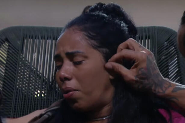 Janielle Nogueira chorando no reality A Grande Conquista