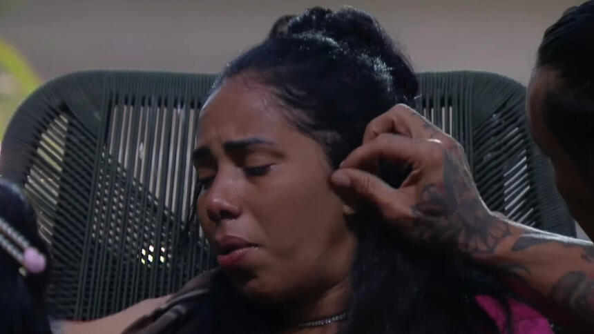 Janielle Nogueira chorando no reality A Grande Conquista