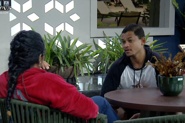 Janielle e Gabriel Roza sentados conversando na varanda da Mansão do A Grande Conquista, da Record TV