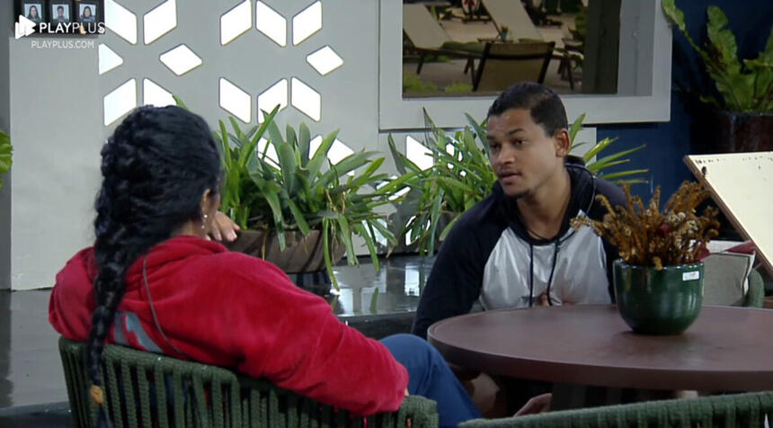 Janielle e Gabriel Roza sentados conversando na varanda da Mansão do A Grande Conquista, da Record TV