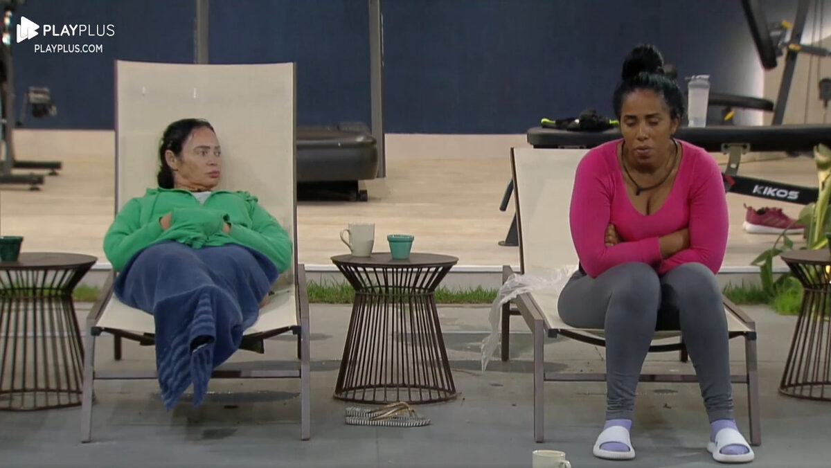 Sandra Melquiades sentada ao lado de Janielle próximas da piscina do A Grande Conquista