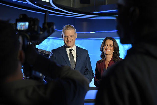 Eduardo Oinegue e Adriana Araújo no novo cenário do Jornal da Band