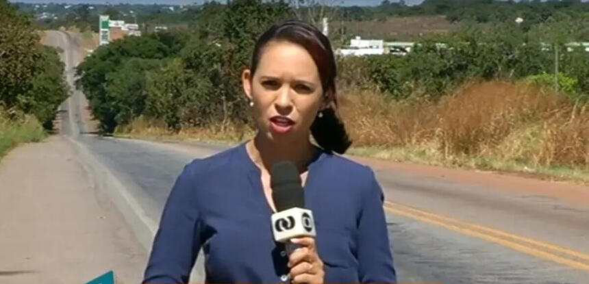 Apresentadora Leilane Macedo Lustosa segurando o microfone da TV Anhanguera, afiliada da Globo no Tocantins