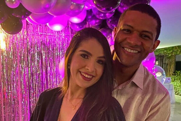 Márcio Bonfim em um foto posada ao lado da esposa