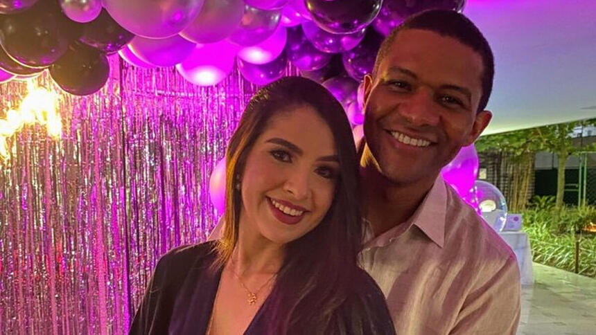 Márcio Bonfim em um foto posada ao lado da esposa