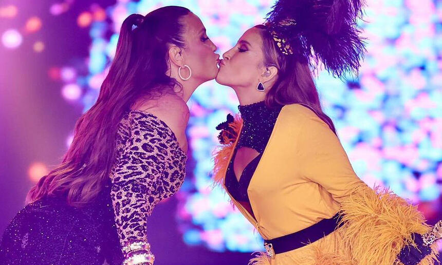 Ivete Sangalo beijando Claudia Leitte durante performance no Youtube