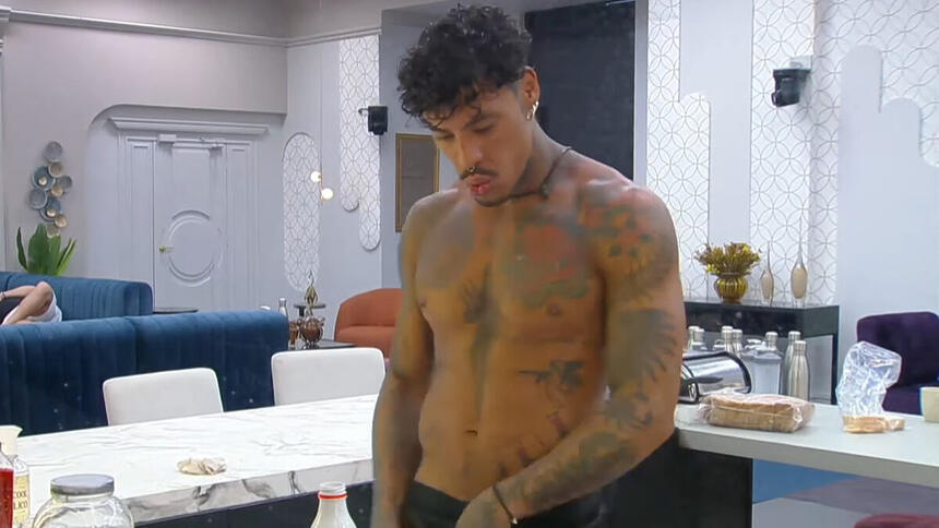 Murilo Dias, sem camisa, na cozinha do A Grande Conquista