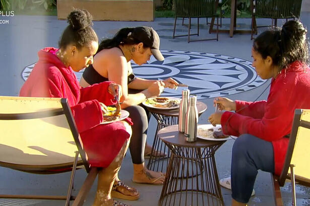 Natália, Sandra e Janielle sentadas na cadeira comendo na beira da piscina