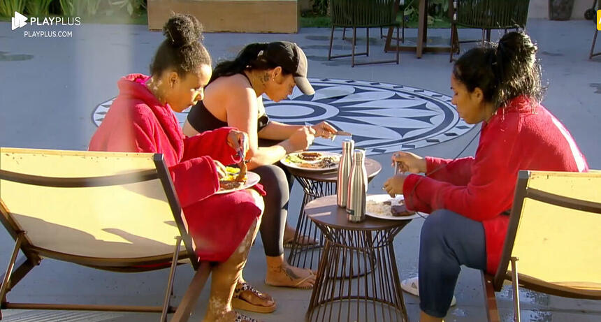 Natália, Sandra e Janielle sentadas na cadeira comendo na beira da piscina