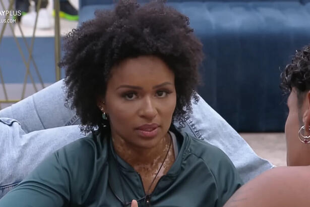 Natália Deodato em conversa na sala do A Grande Conquista