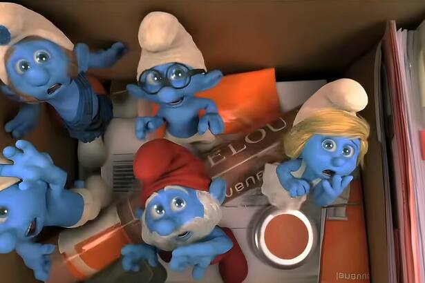 Os smurfs dentro de uma caixa em cena do filme