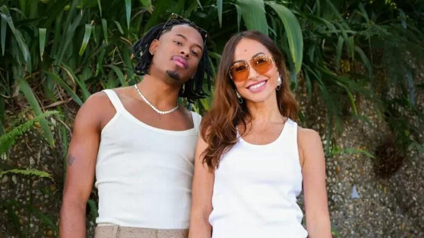 Paulo André ao lado de Sabrina Sato ambos estão de camisa branca