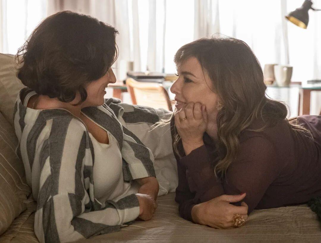 Priscila Sztejnman e Regiane Alves antes da cena de beijo de Clara e Helena, em Vai na Fé