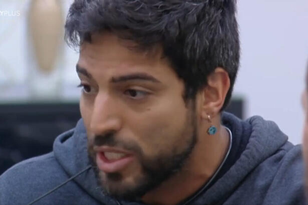 Ricardo Villardo sentado conversando com Gyselle na sala do A Grande Conquista