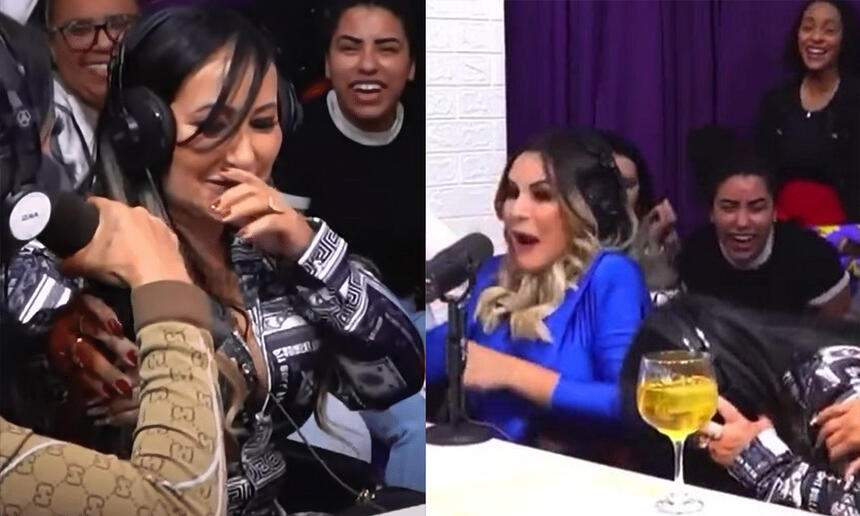 Solange Bezerra com a mão na boca, usando fone de ouvido durante entrevista; Deolane com a boca aberta, sorrindo, ao lado da mãe