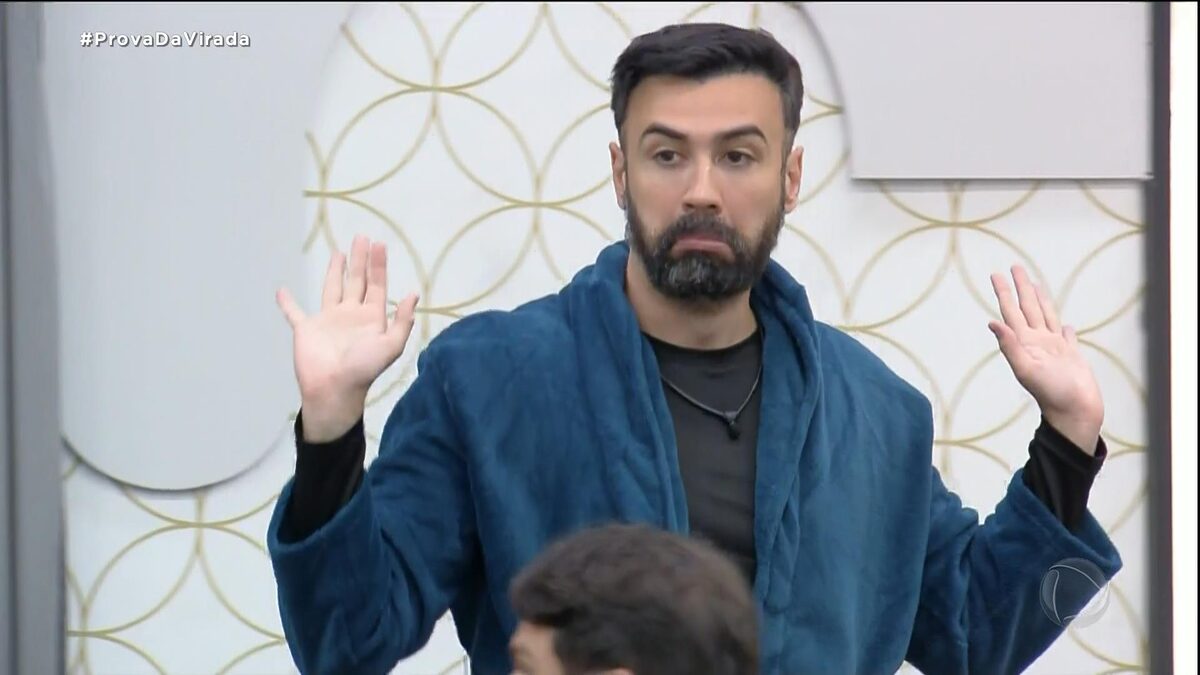 Bruno Tálamo levanta os braços em discussão com Alexandre Suíta no A Grande Conquista