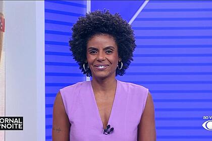 Cynthia Martins na estreia como apresentadora titular do Jornal da Noite na Band