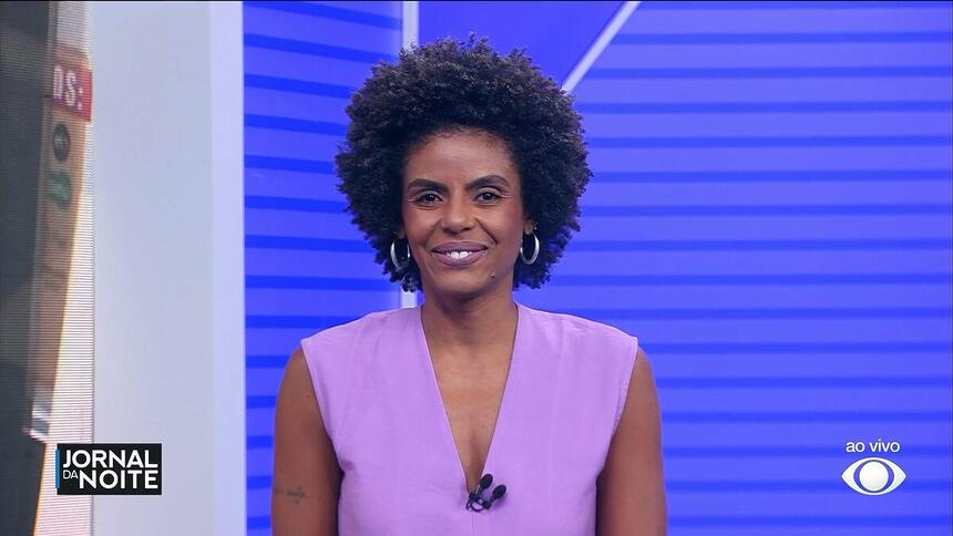 Cynthia Martins na estreia como apresentadora titular do Jornal da Noite na Band