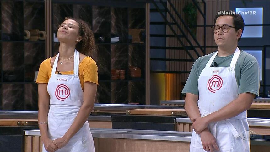 Camila e Seiji disputaram a Prova de Eliminação do MasterChef, mas a participante foi eliminada do programa