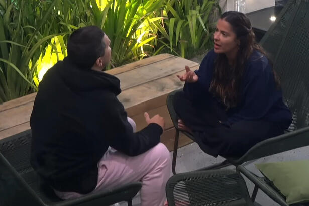 Thiago Servo e Gyselle Soares conversando na área externa do A Grande Conquista