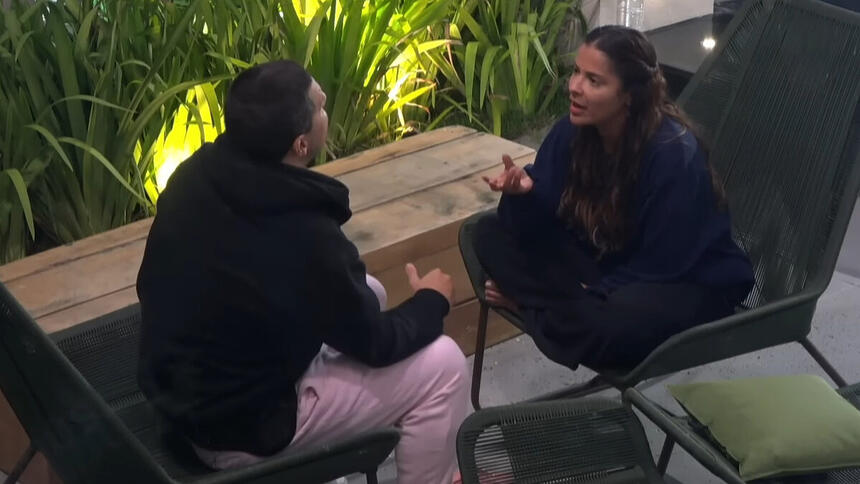 Thiago Servo e Gyselle Soares conversando na área externa do A Grande Conquista