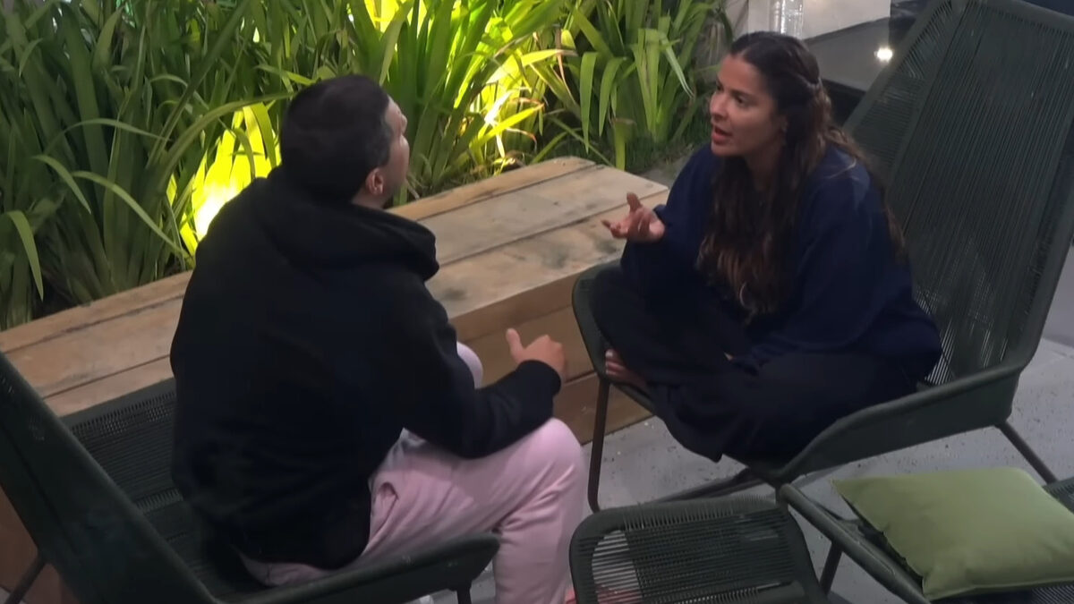 Thiago Servo e Gyselle Soares conversando na área externa do A Grande Conquista