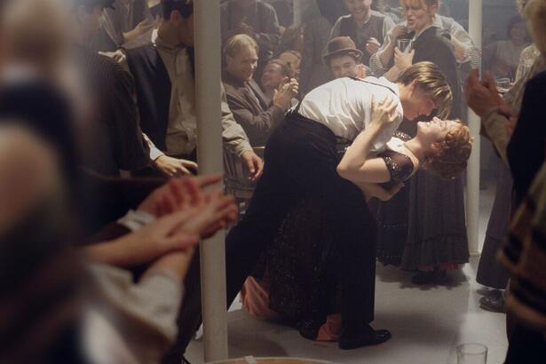 Leonardo Dicaprio e Kate Winslet em cena do filme Titanic