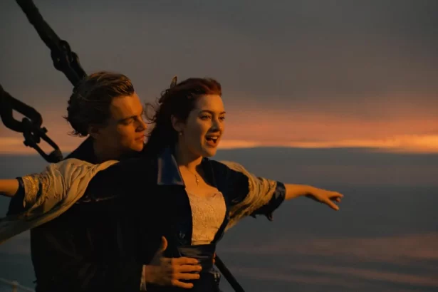 Leonardo DiCaprio e Kate Winslet em trecho do fime Titanic