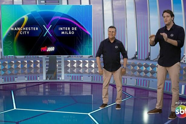 Téo José e Fred Ring no cenário virtual da final da Champions League no SBT