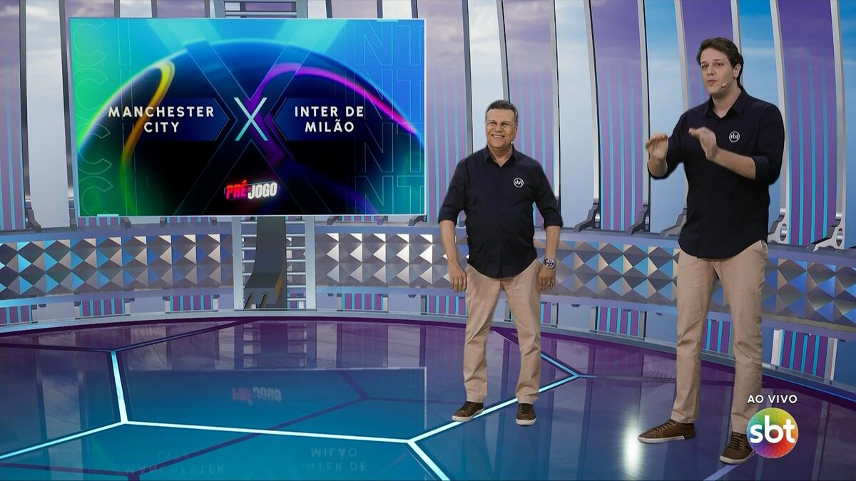 Téo José e Fred Ring no cenário virtual da final da Champions League no SBT