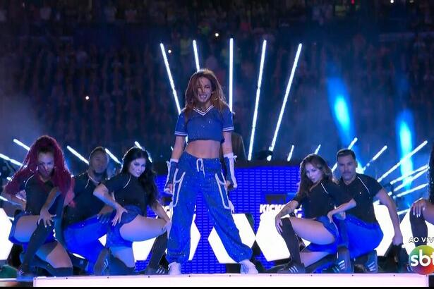 Anitta no palco da final da UEFA Champions League