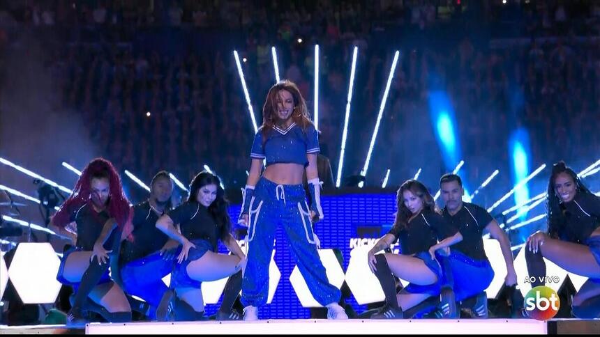 Anitta no palco da final da UEFA Champions League
