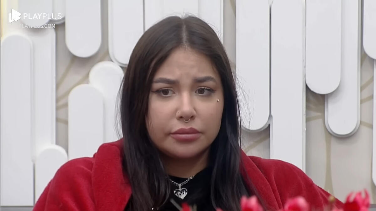 Victoria Macan sentada no quarto exclusivo dos Donos do A Grande Conquista