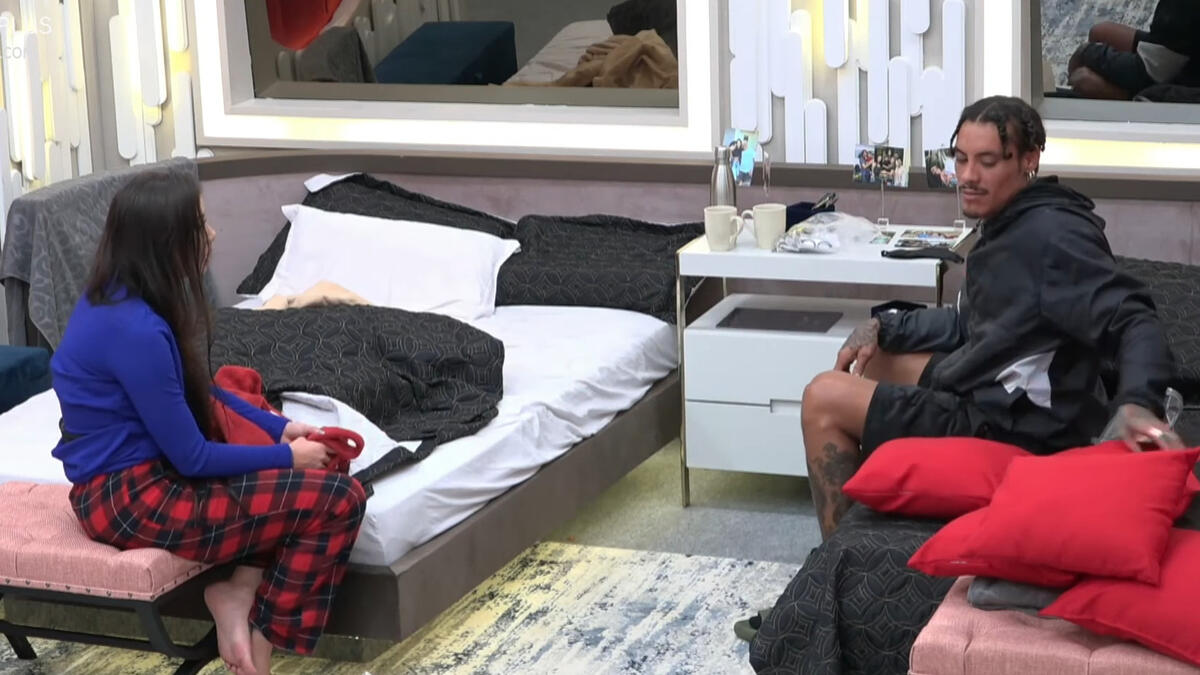 Victoria Macan e Murilo Dias sentados nas camas e discutindo no quarto dos Donos no A Grande Conquista