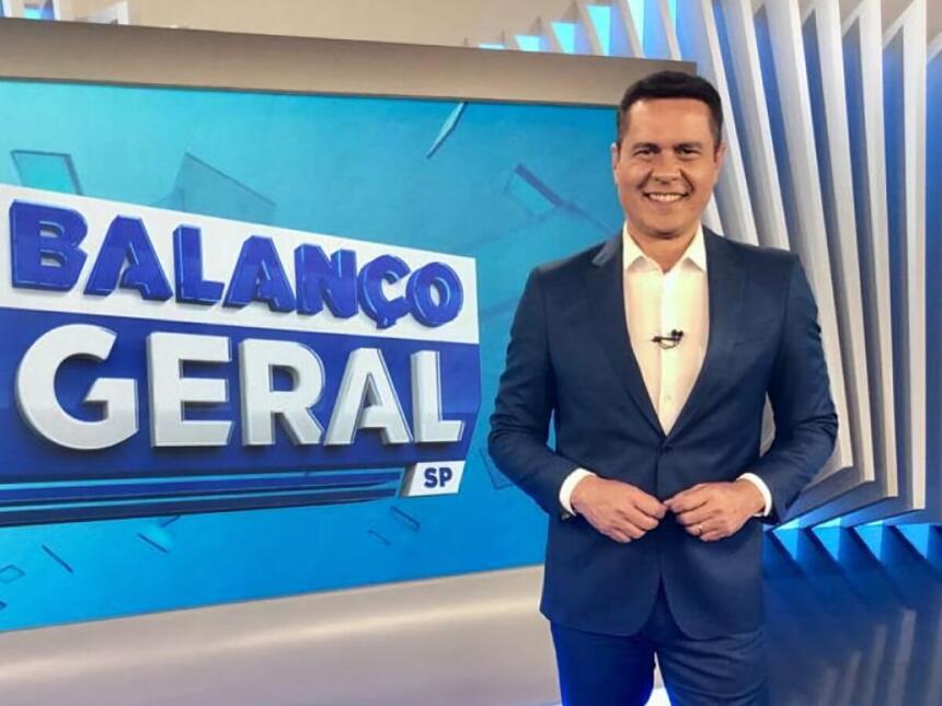 Willian Leite em frente ao telão do Balanço Geral SP Edição de Sábado