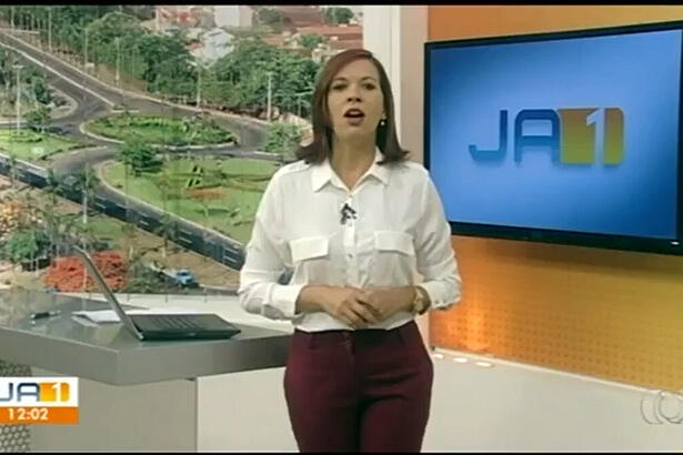 Apresentadora que sofreu o acidente, Leilane Lustosa, Macedo apresentando o JA1 na TV Anhanguera.