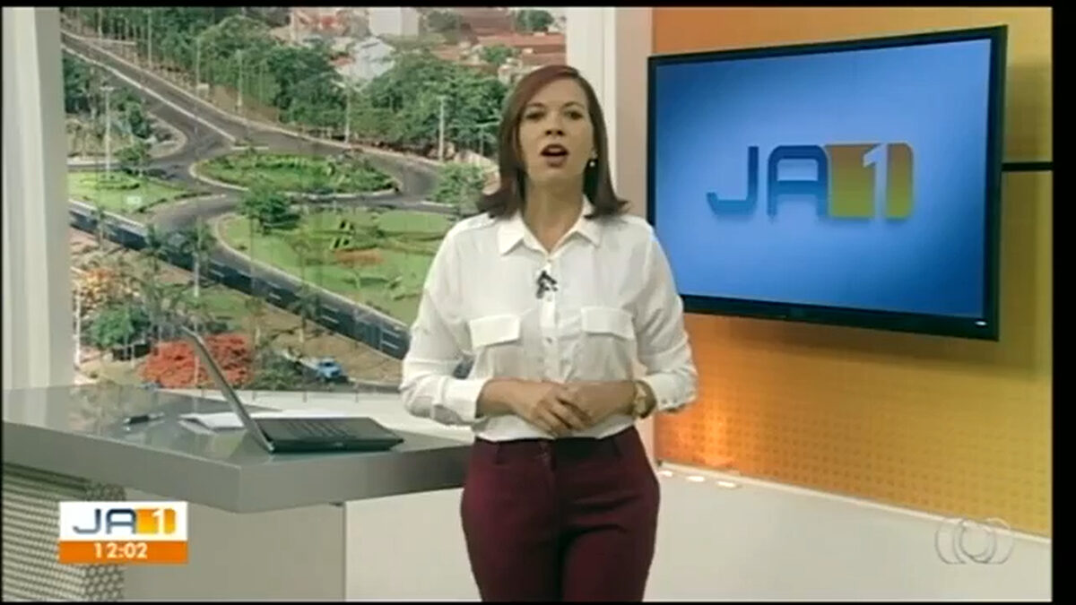 Apresentadora que sofreu o acidente, Leilane Lustosa, Macedo apresentando o JA1 na TV Anhanguera.