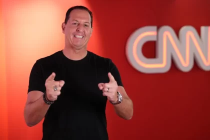 Benjamin Back apontando o dedo para a tela em frente ao logo da CNN Brasil